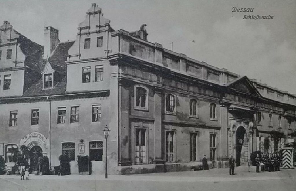 Dessau Schlossplatz Ostseite mit Schlosswache